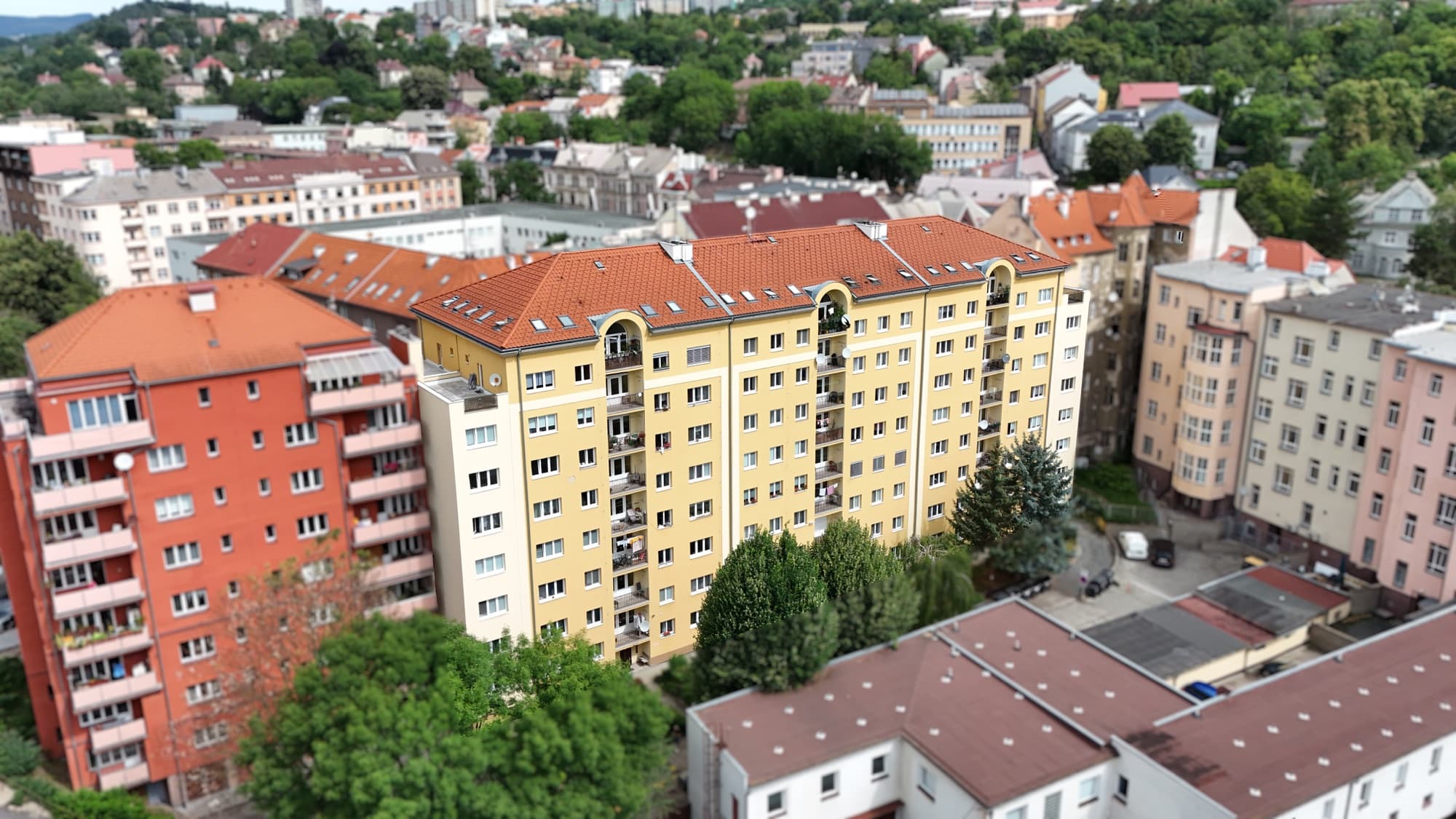Cihlový dům na Londýnské — letecký pohled na dům a okolí