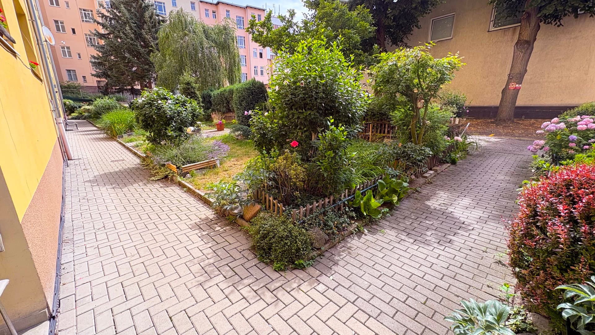 Klidný vnitroblok za domem — společný dvorek 512 m²